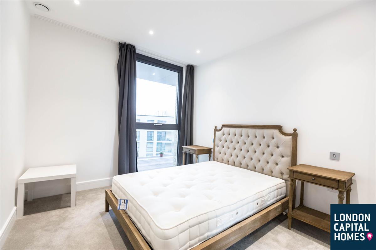 2 bed property in 14 Piazza Walk, London